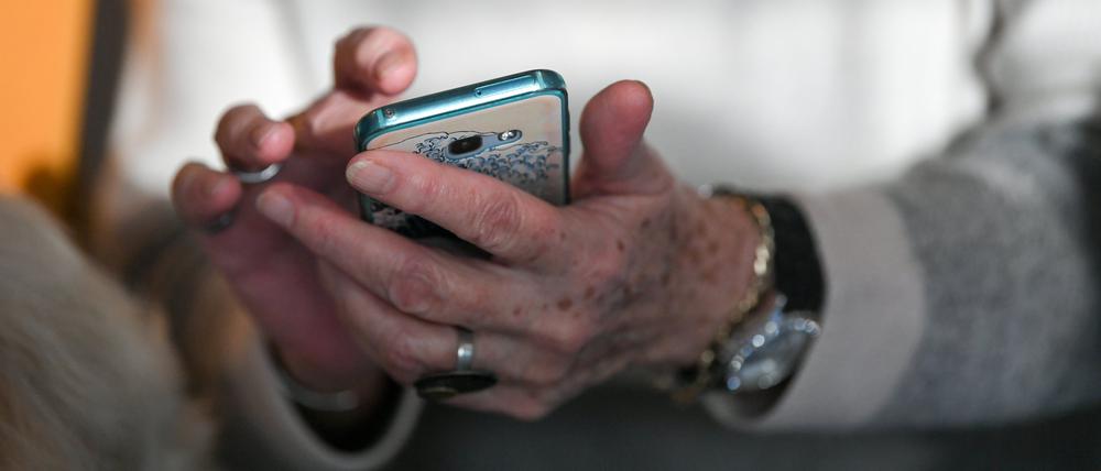 Auch ältere Menschen in Deutschland nutzen für die Erledigung ihrer Finanzgeschäfte immer häufiger ein Smartphone, Tablet-Computer oder PC.