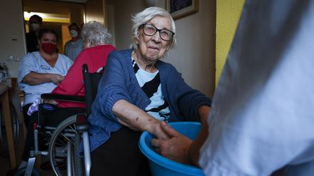Eine Fingermassage in warmem Wasser gehört zur Wohlfühl-Betreuung der Senioren.