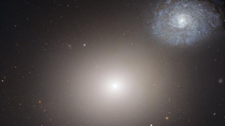 Die Galaxie Messier 60 und die kleinere, benachbarte Spiralgalaxie NGC 4647. 
