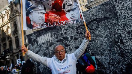 Gegen den Diktator. Demonstrant in Santiago de Chile am 50. Jahrestag des Putsches von Augusto Pinochet am 11.9.1973.