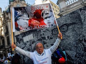 Gegen den Diktator. Demonstrant in Santiago de Chile am 50. Jahrestag des Putsches von Augusto Pinochet am 11.9.1973.