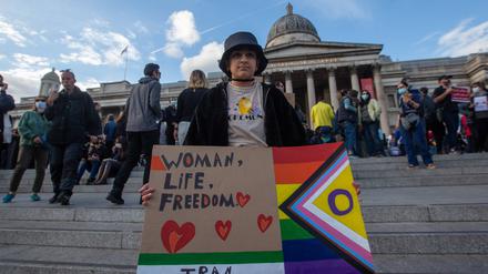 Vor dem Trafalgar Square in London fanden Proteste für Mahsa Amini statt.