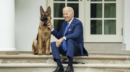 US-Präsident Joe Biden mit seinem Hund Commander. 