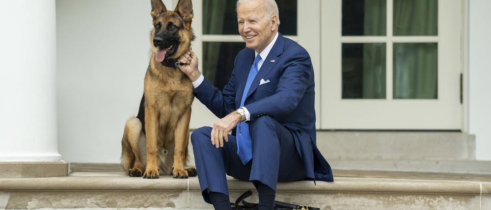 US-Präsident Joe Biden mit seinem Hund Commander. 