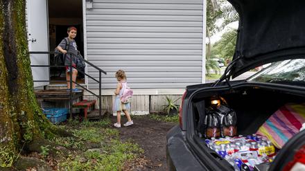 Eine Familie evakuiert ihr Haus in Tampa, um bei Freunde Schutz zu suchen, bevor der Hurrikan Ian in Florida auf Land trifft.