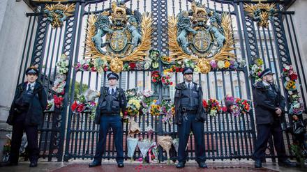 Mit Blumen gedenken die Briten am Buckingham Palace der toten Monarchin, die im Alter von 96 Jahren gestorben ist. 