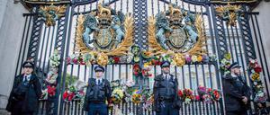 Mit Blumen gedenken die Briten am Buckingham Palace der toten Monarchin, die im Alter von 96 Jahren gestorben ist. 