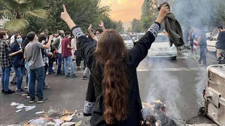 Septemer 28, 2022 - Karaj, Alborz, Iran - This photo shows that Iranian women are on the front line of the protests and are fighting against the agents of repression.