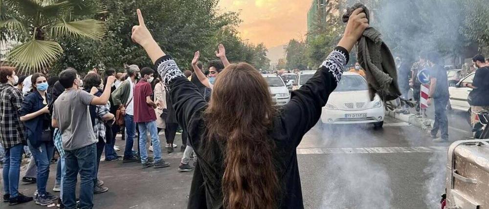 Septemer 28, 2022 - Karaj, Alborz, Iran - This photo shows that Iranian women are on the front line of the protests and are fighting against the agents of repression.