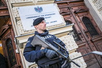 Die österreichische Polizei (hier ein Beamter bei einem Dschihadistenprozess in Graz) hat offenbar zwei festgenommene Flüchtlinge als Dschihadisten identifiziert.