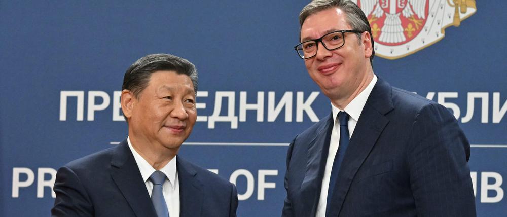 Chinas Präsident Xi Jinping und sein serbischer Amtskollege Aleksandar Vucic (R).