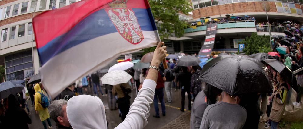 Ein Demonstrant mit der serbischen Nationalflagge.