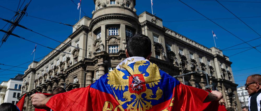 Ein Mann mit einer serbischen Flagge.