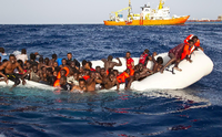 Die Hilfsorganisation SOS Mediterranee rettete am Sonntag 108 Flüchtlinge von einem sinkenden Schlauchboot im Mittelmeer.