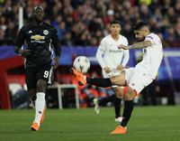 Sevillas Ever Banega zieht ab - sehr zur Verwunderung von Manchesters Romelu Lukaku
