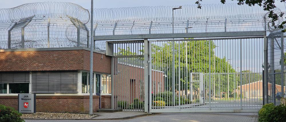 Ein Eingang zur JVA in Meppen. Ein verurteilter Sexualstraftäter ist aus der Sicherungsverwahrung im Strafvollzug Meppen geflohen.  