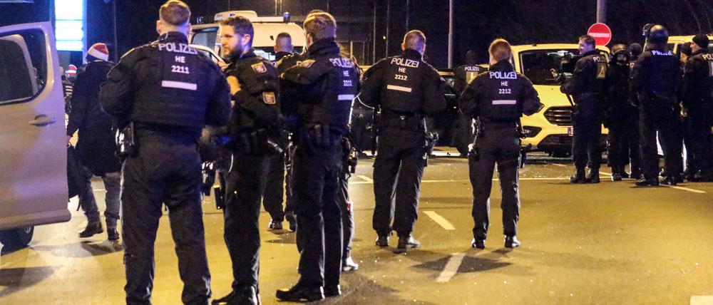 Viel los. Frankfurt/Main: Einheiten der Polizei sind nach einer Auseinandersetzung zwischen Fußball-Fans im Einsatz. 