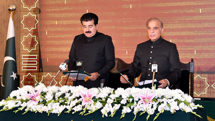 Shehbaz Sharif (rechts) wurde als neuer Premier von Pakistan vereidigt, Montag, 11. April 2022