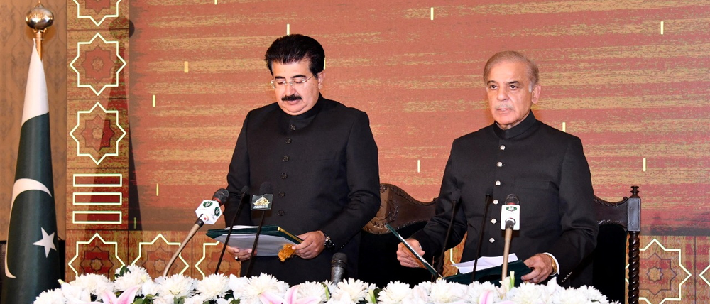 Der neue Premier Pakistans, Shehbaz Sharif (rechts) wurde am Montag vereidigt. 