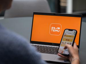 Blick auf einen Laptop mit dem Logo der App Temu (gestellte Szene)