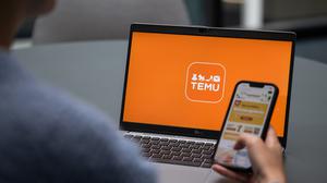 Blick auf einen Laptop mit dem Logo der App Temu. (Symbolbild)