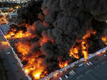 Rund 1400 Geschäfte zerstört: Feuer wütet in Warschauer Einkaufszentrum 