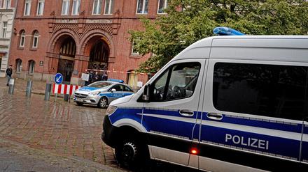 Polizeifahrzeuge stehen vor der Synagoge in der Ryckestraße. (Archivbild)