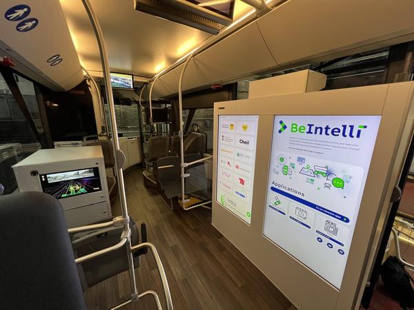 In dem selbstständig fahrenden Linienbus können sich die Fahrgäste über die Technik informieren. 