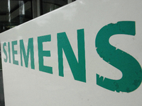 Wütend. Mitarbeiter von Siemens protestieren in Berlin gegen den geplanten Stellenabbau.