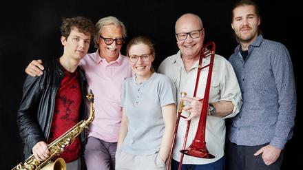 Im ACT-Familienkreis. Von links nach rechts: Jakob Manz, Siggi Loch, Johanna Summer, Nils Landgren und Andreas Brandis.