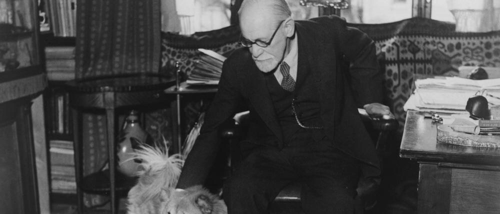 Sitz, schon meiner Patienten müssen liegen! Sigmund Freud und sein Hund 1937.