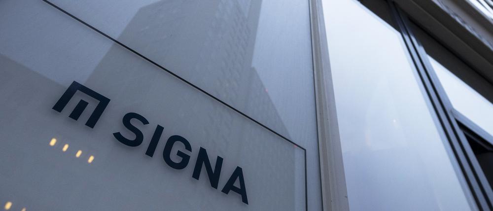 Das Logo des Immobilienunternehmens Signa ist an der Fassade eines Hochhauses am Berliner Sitz der Firma angebracht. 