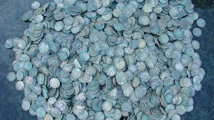 Symbolbild: Silbermünzen gefunden in Lebus, Deutschland.