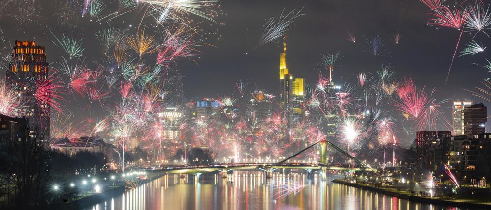 Das neue Jahr wird am Main mit Feuerwerk vor der Banken-Skyline begrüßt.