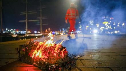 Mitarbeiter der Stadtreinigung Hamburg räumen abgebrannte Feuerwerkskörper und anderen Müll von der Promenade an den Landungsbrücken. (Symbolbild)