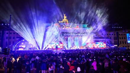 Einige Tausend Menschen befinden sich schon bei der Party „Celebrate at the Gate“ am Brandenburger Tor und hören Musik verschiedener Künstler, moderiert von Nick Sawatzki des Radiosenders 94,3 RS2.