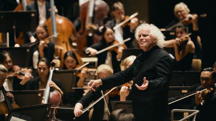 Simon Rattle beim Auftritt mit dem London Symphony Orchestra in der Berliner Philharmonie am 28.8.2023.