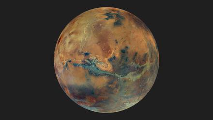 Simulierte Ansicht des HRSC-Farbmosaiks aus 2500 km Höhe über Valles Marineris, mit lokal kontrastverstärkter Farbe: Zusammengesetzt aus Rot-, Grün- und Blaufilter-Mosaiken, wobei die Farbbandwerte individuell gestreckt wurden.