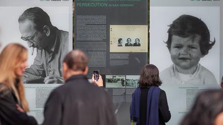 Zehn Jahre Mahnmal für die ermordeten Sinti und Roma. Inzwischen gibt es sm Gedenkort im Berliner Tiergarten auch eine neue Ausstellung, die die Geschichte weiterer Opfer des Völkermords erzählt.