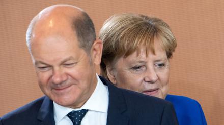 Olaf Scholz (SPD) als Bundesfinanzminister und die damalige Bundeskanzlerin Angela Merkel (CDU) im August 2019 