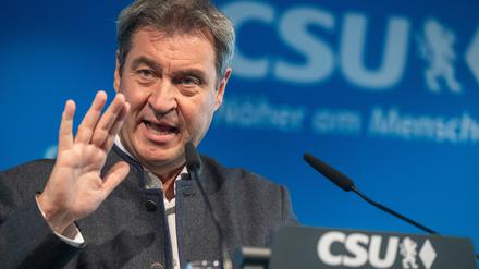 Markus Söder, CSU-Vorsitzender und Ministerpräsident von Bayern, nimmt nach einer Sitzung des CSU-Vorstand in der Parteizentrale an der abschließenden Pressekonferenz teil.