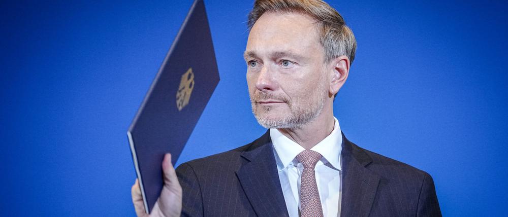 Christian Lindner (FDP), Bundesminister der Finanzen, verabschiedet sich nach der Pressekonferenz zur Sitzung des Arbeitskreises "Steuerschätzung". +++ dpa-Bildfunk +++