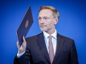 Christian Lindner (FDP), Bundesminister der Finanzen, verabschiedet sich nach der Pressekonferenz zur Sitzung des Arbeitskreises "Steuerschätzung". +++ dpa-Bildfunk +++