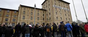 Vor der Malzfabrik Grevesmühlen protestieren Teilnehmer einer Demonstration während einer Sitzung des Kreistages Nordwestmecklenburg gegen die geplante Flüchtlingsunterkunft in Upahl. 