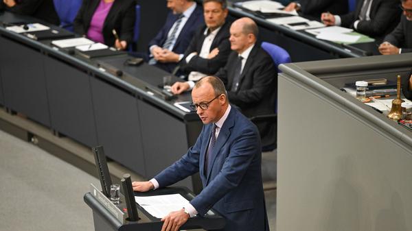 Friedrich Merz (CDU)  am Rednerpult will Bundeskanzler Olaf Schulz zum Bekenntnis seiner fehlerhaften Politik zwingen.
