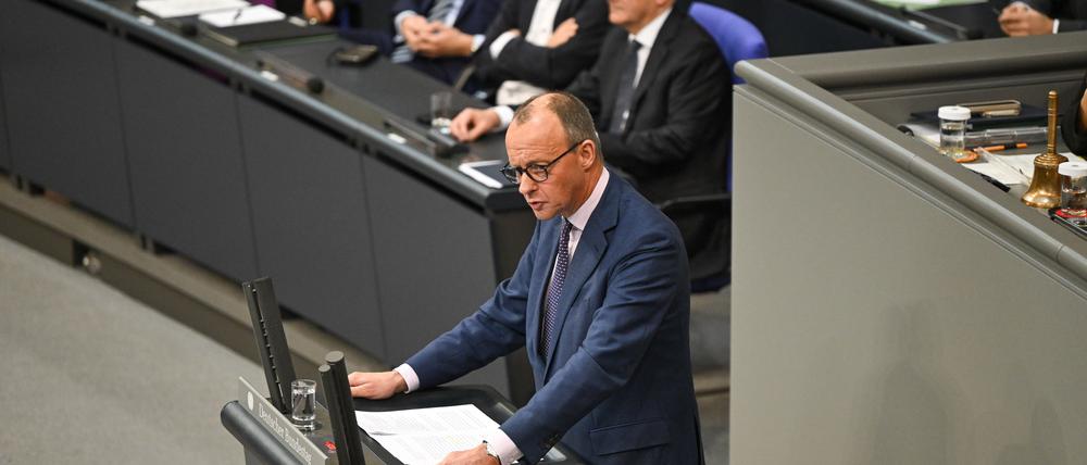 Friedrich Merz (CDU)  am Rednerpult will Bundeskanzler Olaf Schulz zum Bekenntnis seiner fehlerhaften Politik zwingen.