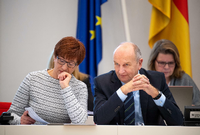 Symbolbild: Dietmar Woidke (SPD), Ministerpräsident von Brandenburg, und Kathrin Schneider (SPD, l), Vorsitzende der Staatskanzlei, unterhalten sich während des Sitzung des Landtags.