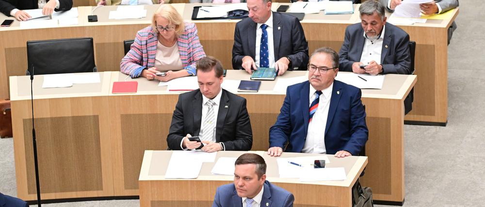 Die Abgeordneten der AfD-Fraktion am 20. Juli 2023 im baden-württembergischen Landtag. Ganz vorne sitzt Fraktionschef Anton Baron. 