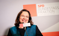 Andrea Nahles, neue Vorsitzende der SPD-Bundestagsfraktion, spricht am Mittwoch im Bundestag nach ihrer Wahl zu Journalisten.