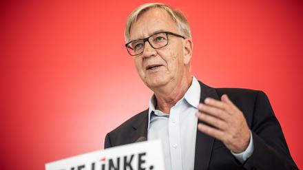 Dietmar Bartsch, Fraktionsvorsitzender der Partei Die Linke, spricht bei einem Pressestatement vor Beginn der Fraktionssitzung im Bundestag. 